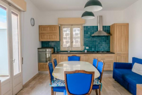 Seaside Bliss: Kaukana Sun & Moon Apartments with Parking